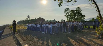 Kolaborasi Pemerintah Desa dan SMA Negeri 1 Sawan Bersih Pantai Jelang Nyepi dan Tumpek Uye